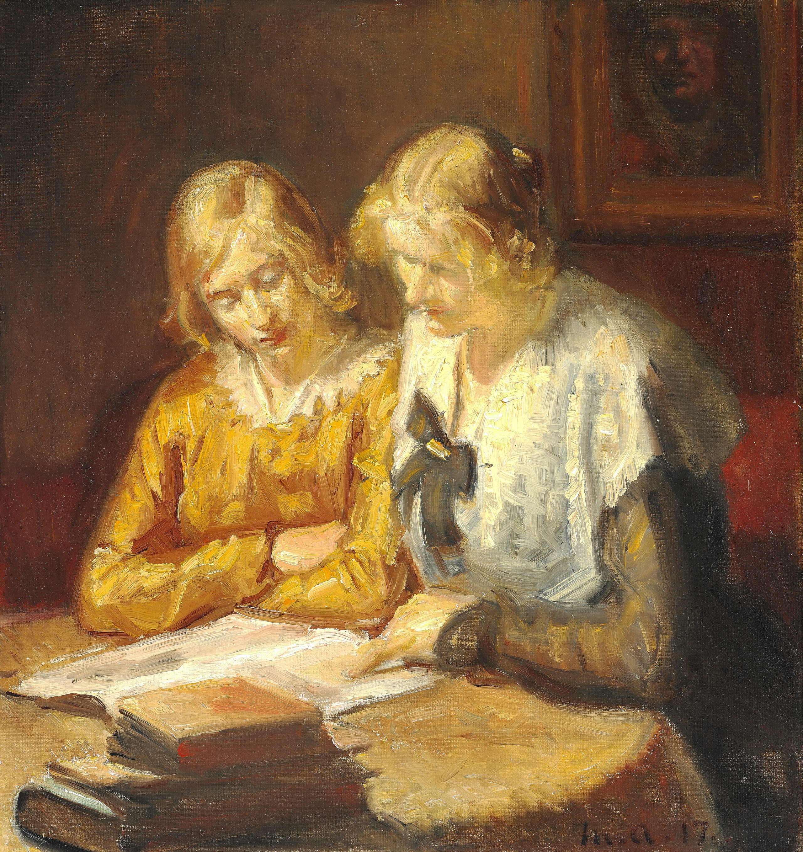 Dos mujeres jóvenes sentadas en una mesa están leyendo un libro - Michael Peter Ancher