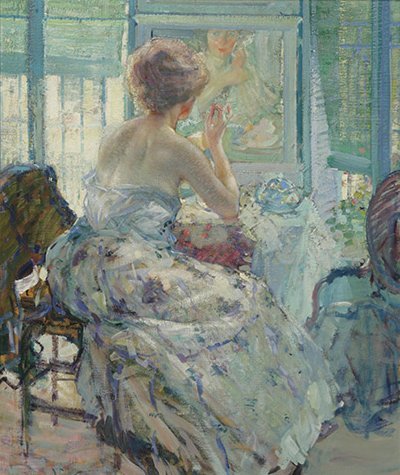 Mujer en su peinadora con pendientes de aro - Richard Edward Miller