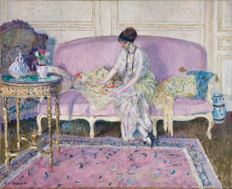Mujer sentada en un sofá en el interior - Frederick Carl Frieseke
