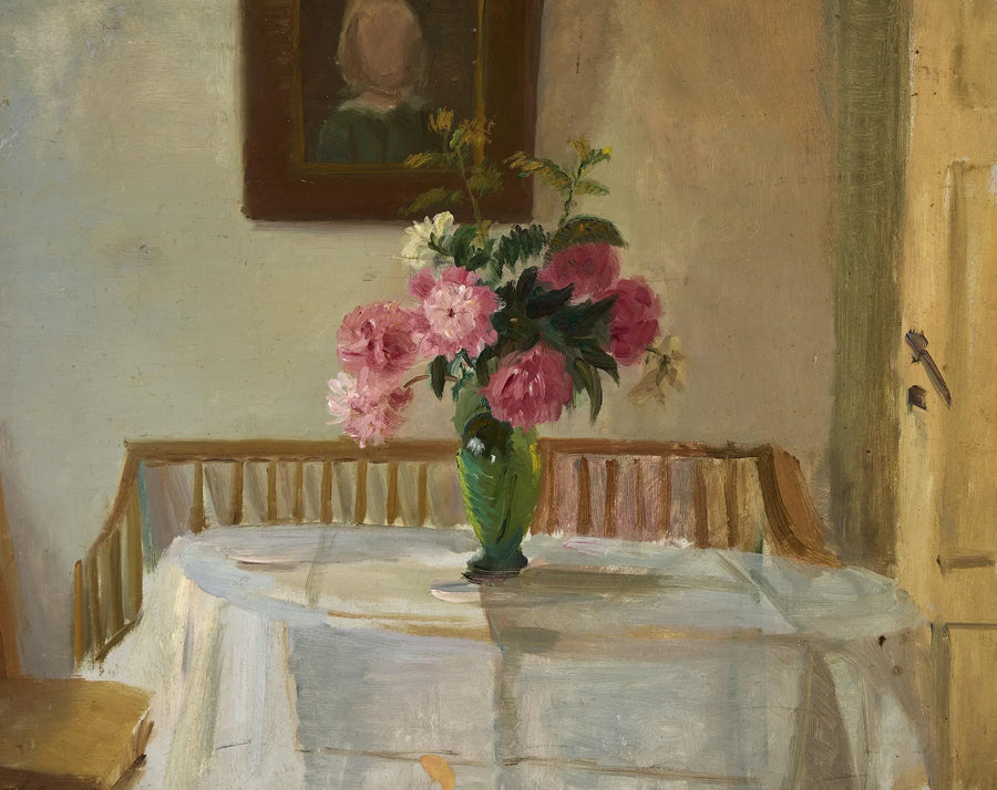 Interior de la casa de los Ancher, en la calle Markvej de Skagen, con crisantemos rosados ​​en un jarrón sobre una mesa. - Anna Ancher