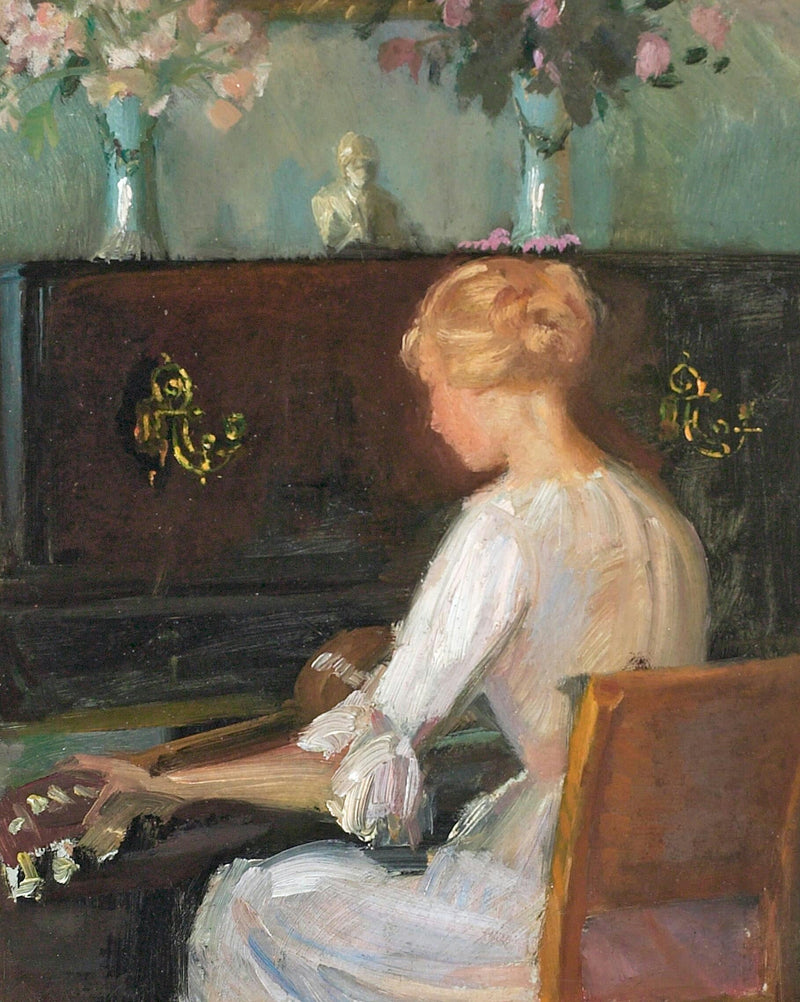 Mujer joven tocando la guitarra frente a un piano - Anna Ancher