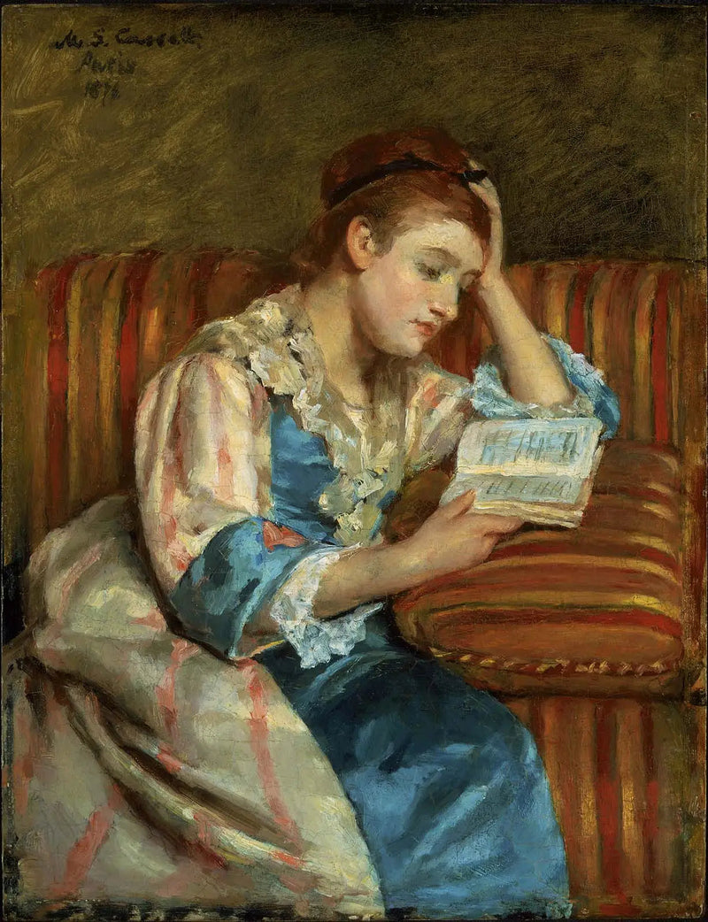 Sra. Duffee sentada en un sofá a rayas, leyendo - Mary Cassatt