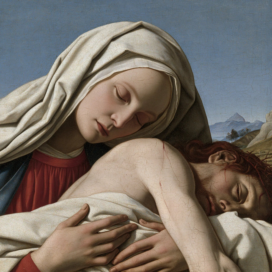 Pietà classique rapprochée en drapés blancs et rouges