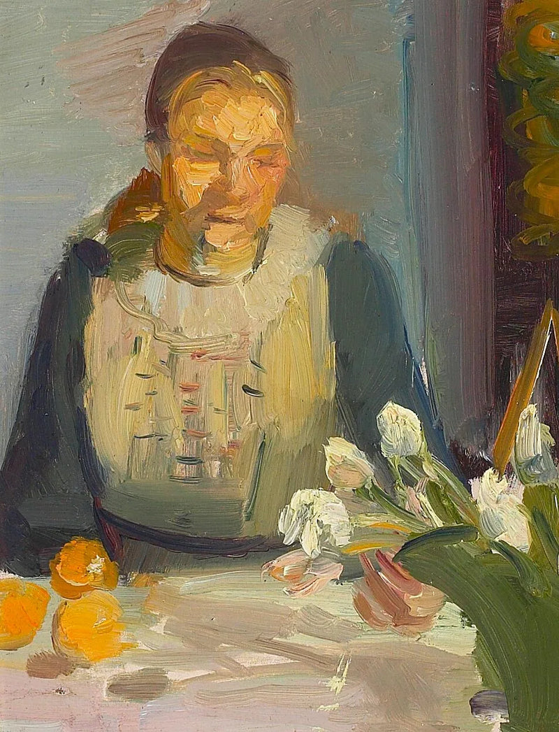 Retrato de Maren Brems sentada en una mesa soleada con tulipanes blancos y rosas en un jarrón verde. - Anna Ancher