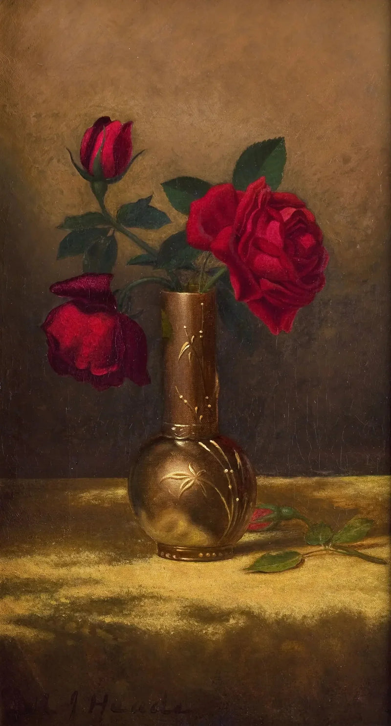 Rosas rojas en un jarrón japonés sobre una tela de terciopelo dorado - Martin Johnson Heade