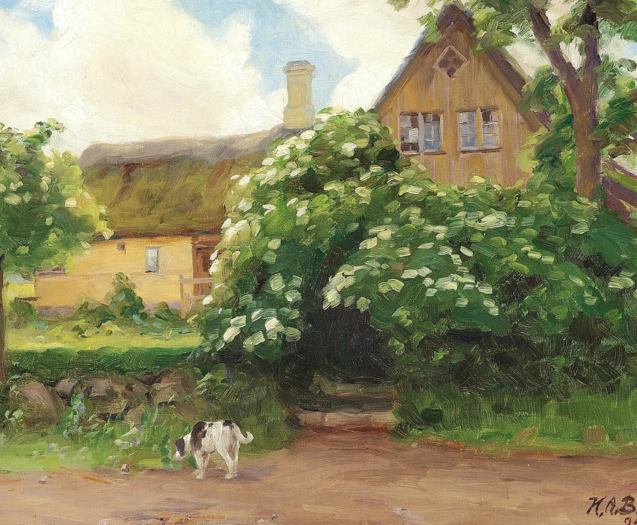 Sureaux en flor y perro en la entrada de una granja con techo de paja. - H. A. Brendekilde