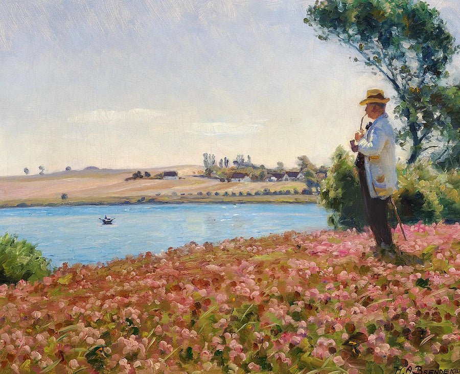 Un hombre con bata blanca disfruta de la vista de una cala. - H. A. Brendekilde